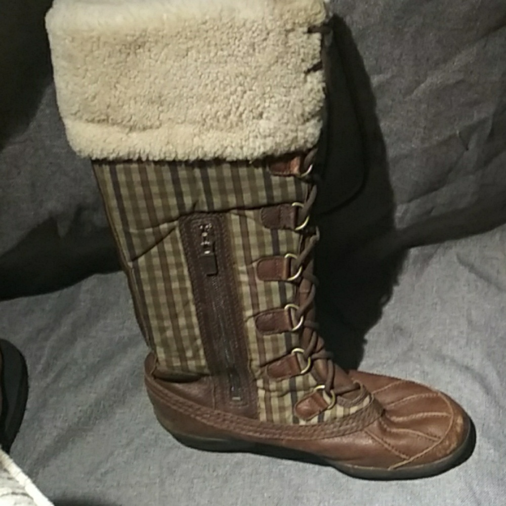 UGG - Picture 2 of 4